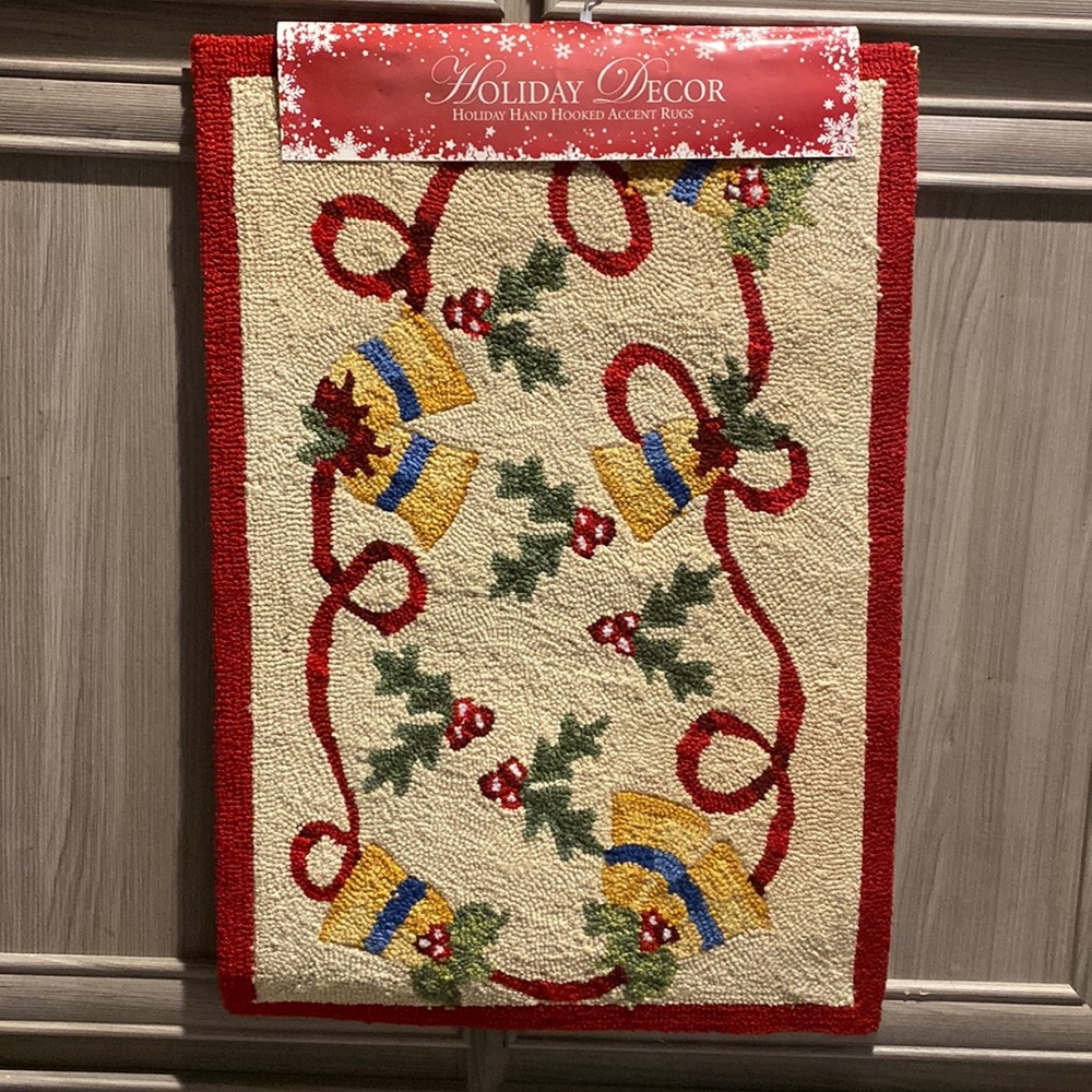 NWT hand hooked accent rugs. Holiday decor, 18 x 30.